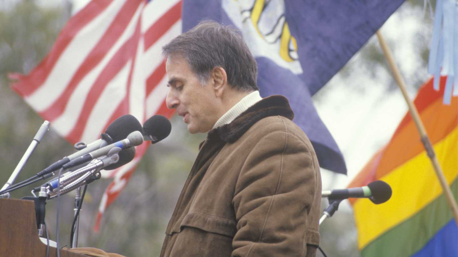 Nhà hoạt động chính trị Carl Sagan phát biểu tại cuộc biểu tình ở Washington, D.C.