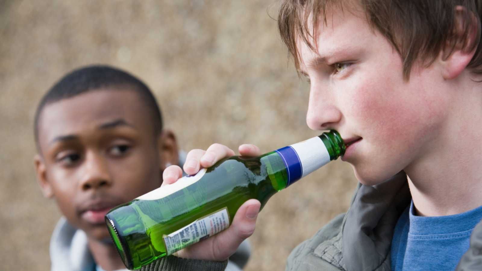 Ребенок пьяница. Дети пьют алкоголь. Пьющий подросток. Школьники алкоголики. Юношеский алкоголизм.