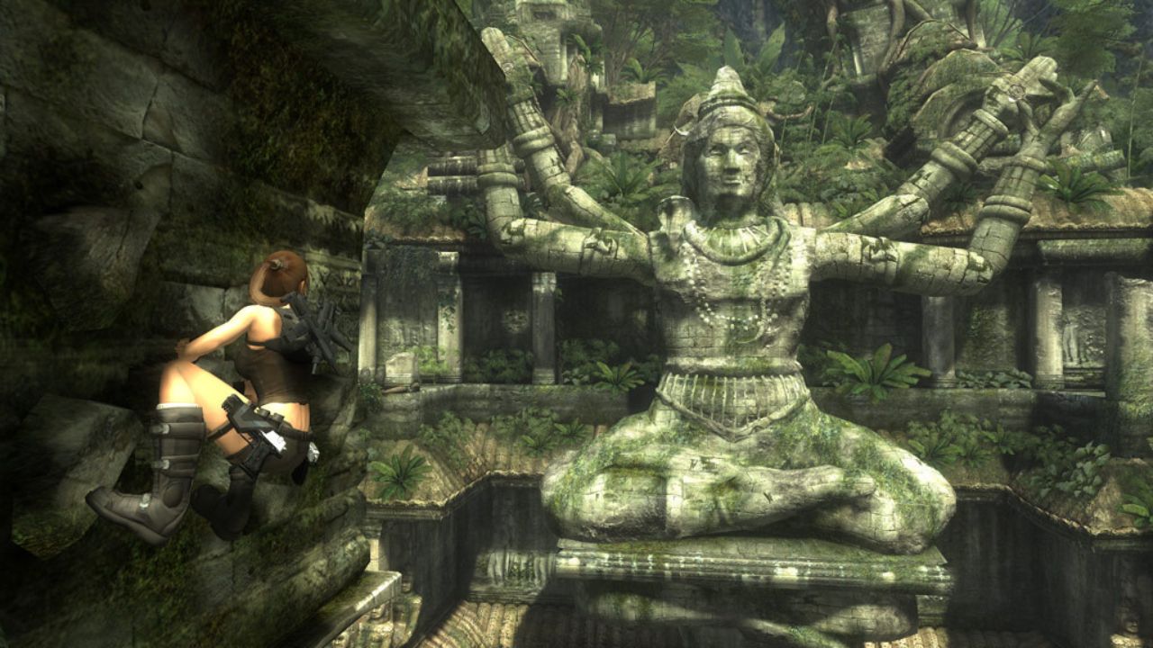 Lara Croft는 Tomb Raider: Underworld에서 동상 옆 절벽을 올라갑니다.